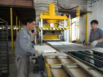 全自動珍珠防火門芯板液壓機 防火門心板,防火門,門心板壓機,珍珠巖防火門 佛山市洪銳機械廠